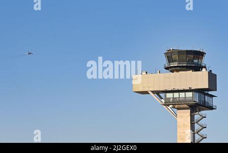 28 marzo 2022, Brandeburgo, Schönefeld: La torre dell'aeroporto della capitale Berlino-Brandeburgo (BER). Foto: Patrick Pleul/dpa-Zentralbild/ZB Foto Stock