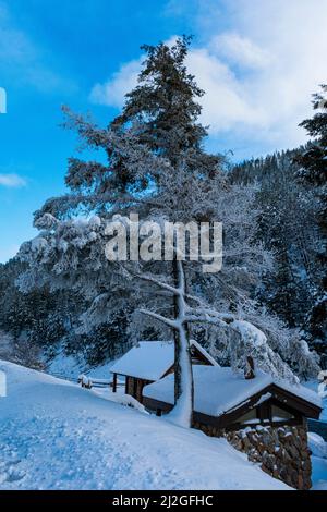 Sawtooth National Recreation Area, Idaho USA - 28 dic 2021: Storica Bathhouse a Sunbeam Hot Springs Foto Stock