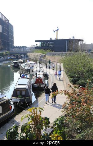 L'alzaia del Regents Canal al sole primaverile, al largo di Granary Square a Kings Cross, nel nord di Londra, Regno Unito Foto Stock
