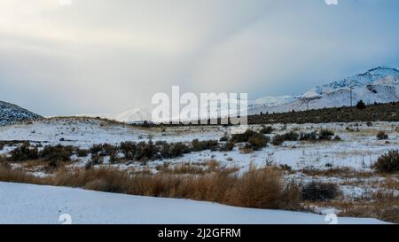 Neve copre le montagne nella campagna centrale Oregon, Stati Uniti Foto Stock