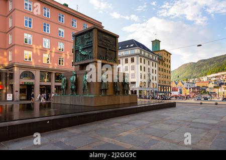 Bergen, Norvegia - 28 maggio 2018: Monumento in memoria dei marinai dal vichingo al 20th secolo. Foto Stock