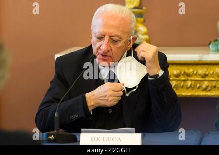 Napoli, Italia. 01st Apr 2022. Vincenzo De Luca presidente della Regione Campania, durante il memorandum d'intesa per l'attivazione del numero unico europeo d'emergenza (NUE) 112 nel contesto regionale, che metterà a disposizione il servizio per circa 6 milioni di cittadini della Campania, che si è svolto nella Prefettura di Napoli. Napoli, Italia, 01 aprile 2022. (Foto di Vincenzo Izzo/Sipa USA) Credit: Sipa USA/Alamy Live News Foto Stock