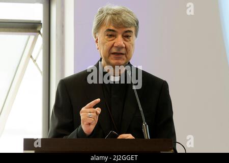 Napoli, Italia. 01st Apr 2022. Domenico Battaglia, arcivescovo della città di Napoli, durante il primo forum espositivo di beni confoscati, che si è tenuto presso la stazione marittima di Napoli, Italia, il 01 aprile 2022. (Foto di Vincenzo Izzo/Sipa USA) Credit: Sipa USA/Alamy Live News Foto Stock