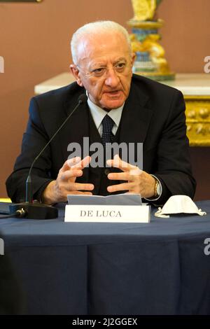 Napoli, Italia. 01st Apr 2022. Vincenzo De Luca presidente della Regione Campania, durante il memorandum d'intesa per l'attivazione del numero unico europeo d'emergenza (NUE) 112 nel contesto regionale, che metterà a disposizione il servizio per circa 6 milioni di cittadini della Campania, che si è svolto nella Prefettura di Napoli. Napoli, Italia, 01 aprile 2022. (Foto di Vincenzo Izzo/Sipa USA) Credit: Sipa USA/Alamy Live News Foto Stock