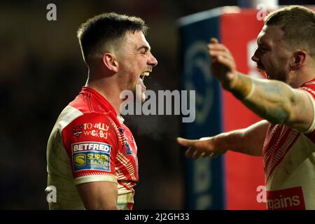 Il Lewis Dodd di St Helens (a sinistra) festeggia il suo quarto tentativo di gioco con il compagno di squadra durante la partita della Betfred Super League all'Headingley Stadium di Leeds. Data foto: Venerdì 1 aprile 2022. Foto Stock