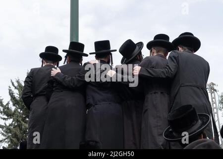 Bnei Brak, Israele, Israele - 20 marzo 2022: Dietro gli ebrei ortodossi in cappello, si tengono in piedi sul recinto e guardare. Società religione o. Foto Stock