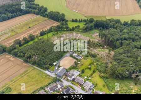 Vista aerea, vista locale del distretto di Hohenheide, del fiume Löhnbach e dei danni alla foresta in den Wächelten a Fröndenberg, Fröndenberg/Ruhr, zona della Ruhr, Nord R. Foto Stock