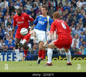 PORTSMOUTH V LIVERPOOL GARY O'NEIL LIBERA DA JOHN ARNE RIISE E MOHAMED SISSOKO PIC MIKE WALKER. 2006 , M. E Y. PORTSMOUTH Foto Stock