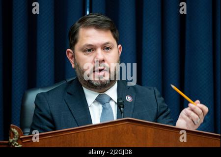 Washington, Stati Uniti. 01st Apr 2022. Il rappresentante degli Stati Uniti Ruben Gallego (D-AZ) parla ad un'audizione della House Armed Services Committee. Credit: SOPA Images Limited/Alamy Live News Foto Stock