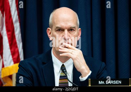 Washington, Stati Uniti. 01st Apr 2022. Il rappresentante degli Stati Uniti Rick Larsen (D-WA) parla ad un'audizione della House Armed Services Committee. Credit: SOPA Images Limited/Alamy Live News Foto Stock