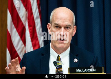 Washington, Stati Uniti. 01st Apr 2022. Il rappresentante degli Stati Uniti Rick Larsen (D-WA) parla ad un'audizione della House Armed Services Committee. Credit: SOPA Images Limited/Alamy Live News Foto Stock