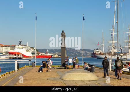 Bergen, Norvegia - 29 maggio 2018: Barche e barche ormeggiate nel porto turistico di Bergen. Baia di Bergen. Foto Stock