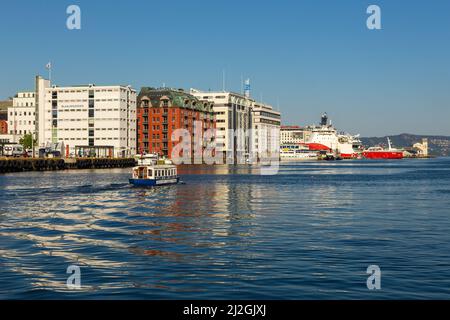 Bergen, Norvegia - 29 maggio 2018: Barche e barche ormeggiate nel porto turistico di Bergen. Baia di Bergen. Foto Stock