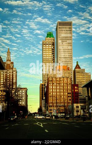 02-08-2019-Tulsa OK USA-Skyline - entrando a Tulsa da ovest e crepuscolo con gli edifici illuminati Foto Stock