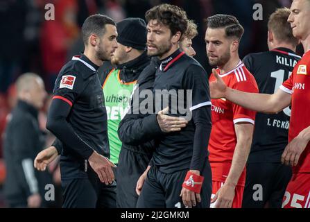 01 aprile 2022, Berlino: Calcio: Bundesliga, 1. FC Union Berlin - 1. FC Köln, Matchday 28, an der Alten Försterei. Florian Kainz (2nd da sinistra) di Colonia e i compagni di squadra rimangono delusi in campo. Niko Gießelmann e Timo Baumgartl (r) di Berlino offrono consolazione. Foto: Andreas Gora/dpa - NOTA IMPORTANTE: In conformità con i requisiti della DFL Deutsche Fußball Liga e della DFB Deutscher Fußball-Bund, è vietato utilizzare o utilizzare fotografie scattate nello stadio e/o della partita sotto forma di immagini di sequenza e/o serie di foto video-simili. Foto Stock