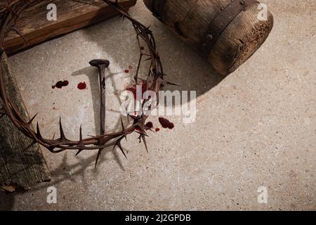 Crocifissione di Gesù Cristo. Croce di legno con unghie e Corona di spine su sfondo di pietra Foto Stock