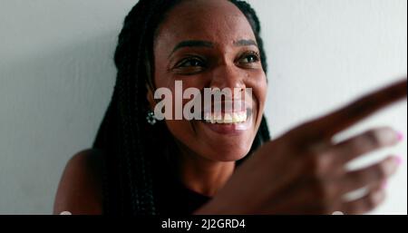 Donna africana ridendo spontaneamente, vera vita risata autentica e sorriso Foto Stock