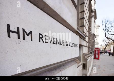 Dipartimento governativo del Regno Unito di HM Revenue & Customs Offices, sign outside, Whitehall London UK, ufficio fiscale in cui vengono gestite le imposte del Regno Unito. Foto Stock