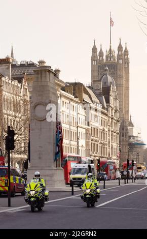 Metropolitan Police moto polizia, due poliziotti di polizia moto pattugliando a Whitehall, centro città di Londra UK Foto Stock