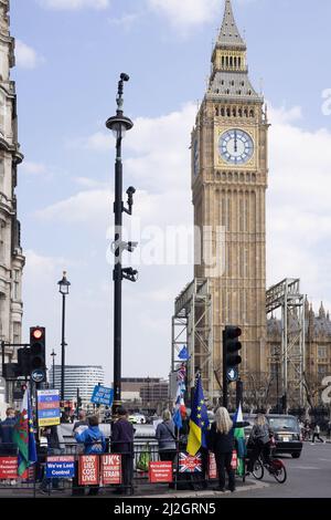 Proteste del governo britannico. I manifestanti del governo su Whitehall, Westminster che protestano davanti al parlamento, Westminster London UK Foto Stock