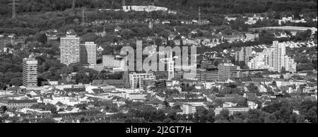 Vista aerea, città vecchia e grattacieli della città con la chiesa provocatoria di Sant'Agostino e la chiesa della città vecchia Emmaus a Gelsenkirchen, zona della Ruhr, Nord Reno-Ovest Foto Stock