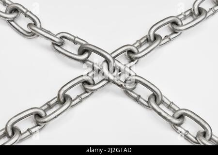 Vecchia catena in metallo su sfondo bianco. Concetto di reclusione, incarcerazione, detenzione, divieto, isolamento, blocco. Foto Stock