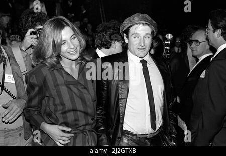 Robin Williams e la moglie Valerie Velardi hanno partecipato alla prima del film Kramer Vs, Kramer a Hollywood, 1979 Foto Stock