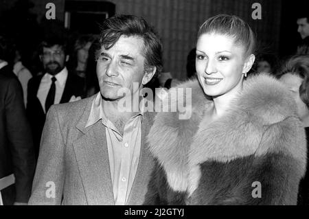 Peter Falk e la moglie Shera Danese partecipano alla prima del film Kramer Vs. Kramer a Hollywood, 1979 Foto Stock