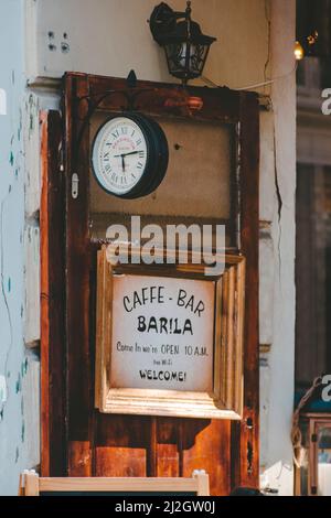 Circa 2022: Vecchio negozio di caffè in Bulgaria. Negozio di legno con orologio e lanterna. Vintage bella e carina caffè posto. Foto di alta qualità Foto Stock