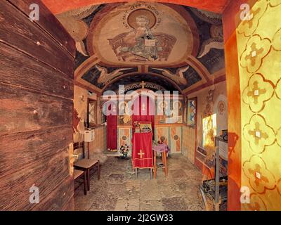 ZVINJE, MONTENEGRO - 16 LUGLIO 2017: Piccola chiesa interna Sv. Ilije vicino a Zvinje al confine tra Montenegro e Croazia Foto Stock