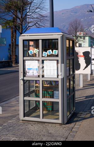 Biblioteca pubblica in una cabina telefonica ad Ascona, Svizzera Foto Stock