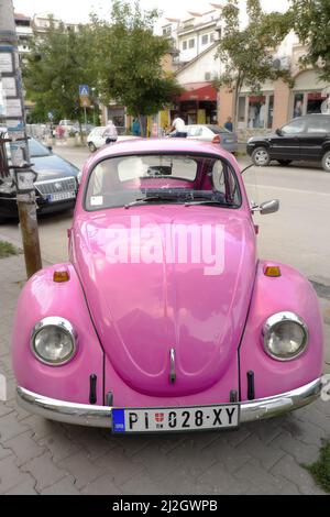 PIROT, SERBIA - 27 LUGLIO 2017: Volkswagen Beetle rosa nella città di Pirot, Serbia Foto Stock