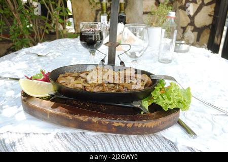 SOFIA, BULGARIA - 02 AGOSTO 2017: Un piatto di fegato con cipolle in una padella al tavolo di uno dei migliori ristoranti di cucina tradizionale di Sofia Foto Stock