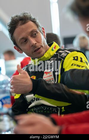 Imola, Italia. 01 aprile 2022. Valentino Rossi al circuito Enzo e Dino Ferrari di Imola per il GT World Challenge Europe. Credit: Damiano Fiorentini/Alamy Live News Foto Stock