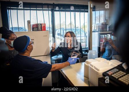 Greenville, Stati Uniti. 01st Apr 2022. Il vicepresidente Kamala Harris visita con i lavoratori di Southside Grocery & Deli prima di partire da Greenville, Mississippi, il 1 aprile 2022. (Foto di Rory Doyle/Sipa USA) Credit: Sipa USA/Alamy Live News Foto Stock