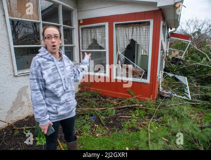 Bedminster, Stati Uniti. 01st Apr 2022. Aly Rice punta ad alcuni dei danni della tempesta che possono avere da un tornado dopo che i temporali hanno causato danni importanti alle case e alla proprietà nella zona e ha abbattuto il potere 150 case venerdì, 01 aprile 2022 a a Bedminster, Pennsylvania. Il Servizio meteorologico nazionale sta indagando se un tornado effettivamente toccato e fosse la causa del danno. Credit: William Thomas Cain/Alamy Live News Foto Stock