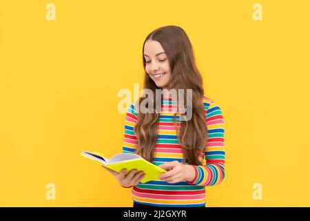 Lettura per il suo proprio godimento. Felice ragazza leggere il libro. Home Reading. Istruzione scolastica Foto Stock