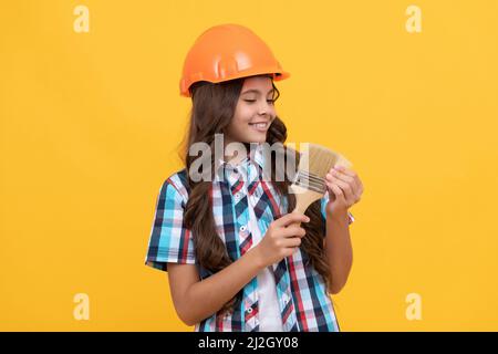 rinnovatore futuro. miglioramento. facendo riparazione di superficie. felice teen ragazza tenere pennello. Foto Stock