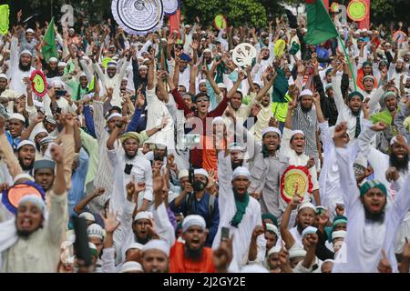 Islami Andolan Bangladesh organizza un raduno al Parco Shaheed Matiur Rahman a Gulistan protestando contro l'aumento dei prezzi degli essenziali giornalieri, a Dhaka, Bangladesh, 1 aprile 2022. I leader di Islami Andolan Bangladesh hanno invitato il governo della Lega Awami ad adottare misure immediate per ridurre i prezzi delle materie prime essenziali. La gente comune sta soffrendo molto per gestire le famiglie che devono affrontare i prezzi anormali delle merci, hanno detto ad un raduno a Dhaka venerdì. Hanno anche chiesto la formazione di un governo nazionale prima delle prossime elezioni generali che avrebbero condotto elezioni libere ed eque. (Foto di Suvra Foto Stock