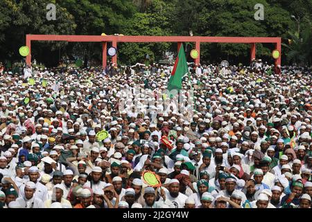 Islami Andolan Bangladesh organizza un raduno al Parco Shaheed Matiur Rahman a Gulistan protestando contro l'aumento dei prezzi degli essenziali giornalieri, a Dhaka, Bangladesh, 1 aprile 2022. I leader di Islami Andolan Bangladesh hanno invitato il governo della Lega Awami ad adottare misure immediate per ridurre i prezzi delle materie prime essenziali. La gente comune sta soffrendo molto per gestire le famiglie che devono affrontare i prezzi anormali delle merci, hanno detto ad un raduno a Dhaka venerdì. Hanno anche chiesto la formazione di un governo nazionale prima delle prossime elezioni generali che avrebbero condotto elezioni libere ed eque. (Foto di Suvra Foto Stock