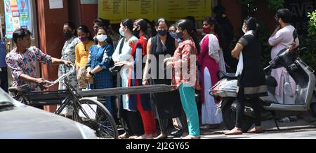 New Delhi, India. 01st Apr 2022. I genitori portano i bambini a scuola dopo che le scuole riapriranno a pieno titolo dopo essere state chiuse durante la pandemia di coronavirus Covid-19 a Nuova Delhi, India il 1 aprile 2022. (Foto di Ravi Batra/Sipa USA) Credit: Sipa USA/Alamy Live News Foto Stock