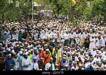 Islami Andolan Bangladesh organizza un raduno al Parco Shaheed Matiur Rahman a Gulistan protestando contro l'aumento dei prezzi degli essenziali giornalieri, a Dhaka, Bangladesh, 1 aprile 2022. I leader di Islami Andolan Bangladesh hanno invitato il governo della Lega Awami ad adottare misure immediate per ridurre i prezzi delle materie prime essenziali. La gente comune sta soffrendo molto per gestire le famiglie che devono affrontare i prezzi anormali delle merci, hanno detto ad un raduno a Dhaka venerdì. Hanno anche chiesto la formazione di un governo nazionale prima delle prossime elezioni generali che avrebbero condotto elezioni libere ed eque. (Foto di Suvra Foto Stock