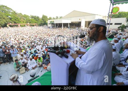 Islami Andolan Bangladesh organizza un raduno al Parco Shaheed Matiur Rahman a Gulistan protestando contro l'aumento dei prezzi degli essenziali giornalieri, a Dhaka, Bangladesh, 1 aprile 2022. I leader di Islami Andolan Bangladesh hanno invitato il governo della Lega Awami ad adottare misure immediate per ridurre i prezzi delle materie prime essenziali. La gente comune sta soffrendo molto per gestire le famiglie che devono affrontare i prezzi anormali delle merci, hanno detto ad un raduno a Dhaka venerdì. Hanno anche chiesto la formazione di un governo nazionale prima delle prossime elezioni generali che avrebbero condotto elezioni libere ed eque. (Foto di Suvra Foto Stock