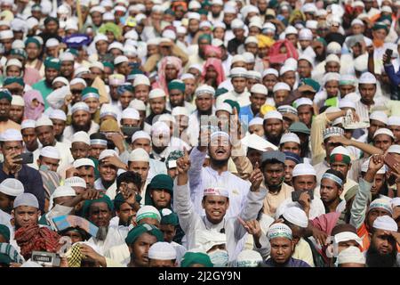 I sostenitori gridano slogan durante un raduno degli Islami Andolon Bangladesh su varie richieste, tra cui una riduzione del prezzo delle necessità quotidiane, a Dhaka, Bangladesh, il 1 aprile 2022. I leader di Islami Andolan Bangladesh hanno invitato il governo della Lega Awami ad adottare misure immediate per ridurre i prezzi delle materie prime essenziali. La gente comune sta soffrendo molto per gestire le famiglie che devono affrontare i prezzi anormali delle merci, hanno detto ad un raduno a Dhaka venerdì. Hanno anche chiesto la formazione di un governo nazionale prima delle prossime elezioni generali che avrebbero condotto elezioni libere ed eque. (PH Foto Stock