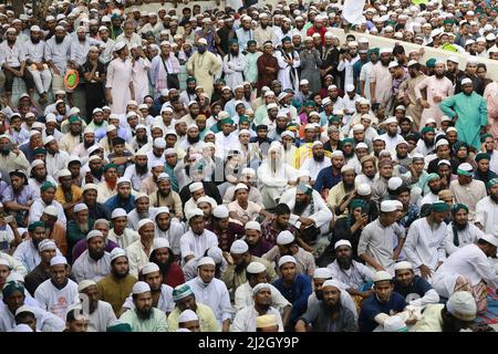 Islami Andolan Bangladesh organizza un raduno al Parco Shaheed Matiur Rahman a Gulistan protestando contro l'aumento dei prezzi degli essenziali giornalieri, a Dhaka, Bangladesh, 1 aprile 2022. I leader di Islami Andolan Bangladesh hanno invitato il governo della Lega Awami ad adottare misure immediate per ridurre i prezzi delle materie prime essenziali. La gente comune sta soffrendo molto per gestire le famiglie che devono affrontare i prezzi anormali delle merci, hanno detto ad un raduno a Dhaka venerdì. Hanno anche chiesto la formazione di un governo nazionale prima delle prossime elezioni generali che avrebbero condotto elezioni libere ed eque. (Foto di Suvra Foto Stock