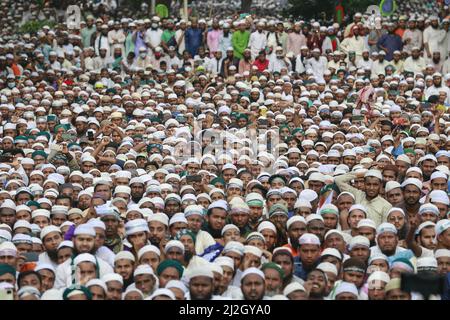 Islami Andolan Bangladesh organizza un raduno al Parco Shaheed Matiur Rahman a Gulistan protestando contro l'aumento dei prezzi degli essenziali giornalieri, a Dhaka, Bangladesh, 1 aprile 2022. I leader di Islami Andolan Bangladesh hanno invitato il governo della Lega Awami ad adottare misure immediate per ridurre i prezzi delle materie prime essenziali. La gente comune sta soffrendo molto per gestire le famiglie che devono affrontare i prezzi anormali delle merci, hanno detto ad un raduno a Dhaka venerdì. Hanno anche chiesto la formazione di un governo nazionale prima delle prossime elezioni generali che avrebbero condotto elezioni libere ed eque. (Foto di Suvra Foto Stock