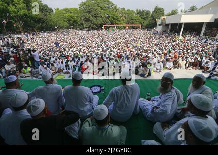 Islami Andolan Bangladesh organizza un raduno al Parco Shaheed Matiur Rahman a Gulistan protestando contro l'aumento dei prezzi degli essenziali giornalieri, a Dhaka, Bangladesh, 1 aprile 2022. I leader di Islami Andolan Bangladesh hanno invitato il governo della Lega Awami ad adottare misure immediate per ridurre i prezzi delle materie prime essenziali. La gente comune sta soffrendo molto per gestire le famiglie che devono affrontare i prezzi anormali delle merci, hanno detto ad un raduno a Dhaka venerdì. Hanno anche chiesto la formazione di un governo nazionale prima delle prossime elezioni generali che avrebbero condotto elezioni libere ed eque. (Foto di Suvra Foto Stock