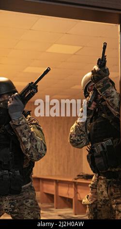 Due membri dell'unità di intervento speciale del Kosovo hanno riposto una stanza durante un esercizio di formazione bilaterale con il gruppo delle forze speciali 10th, 18 marzo 2022, a Pristina, Kosovo. L’esercizio rafforza le relazioni, aumenta l’interoperabilità e aumenta la capacità della nostra nazione partner di garantire la sicurezza nella regione balcanica. (STATI UNITI Foto dell'esercito di Sgt. Stanford Toran) Foto Stock