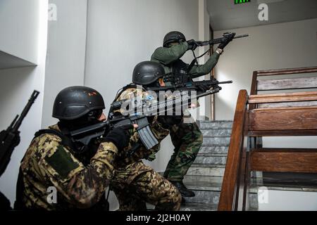 Quattro membri dell'unità di intervento speciale del Kosovo procedono su scale per liberare un edificio durante un esercizio di formazione bilaterale con il gruppo delle forze speciali 10th, 18 marzo 2022, a Pristina, Kosovo. L’esercizio rafforza le relazioni, aumenta l’interoperabilità e aumenta la capacità della nostra nazione partner di garantire la sicurezza nella regione balcanica. (STATI UNITI Foto dell'esercito di Sgt. Stanford Toran) Foto Stock