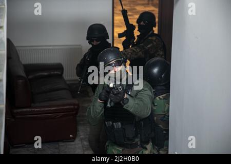 I membri dell'unità di intervento speciale del Kosovo entrano in un edificio durante un raid nell'ambito di un esercizio di formazione bilaterale con 10th Special Forces Group, 18 marzo 2022, a Pristina, Kosovo. L’esercizio rafforza le relazioni, aumenta l’interoperabilità e aumenta la capacità della nostra nazione partner di garantire la sicurezza nella regione balcanica. (STATI UNITI Foto dell'esercito di Sgt. Stanford Toran) Foto Stock